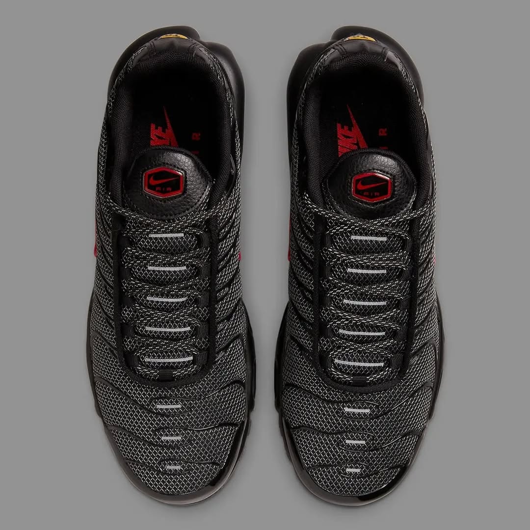 Nike Air Max Plus TN "Carbon Black & Crimson"