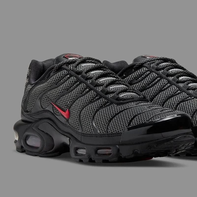 Nike Air Max Plus TN "Carbon Black & Crimson"